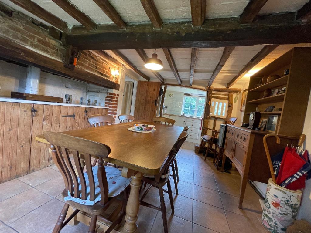 Lot: 145 - DETACHED COTTAGE IN HERTFORDSHIRE VILLAGE LOCATION - Dining Room and Kitchen with exposed beams